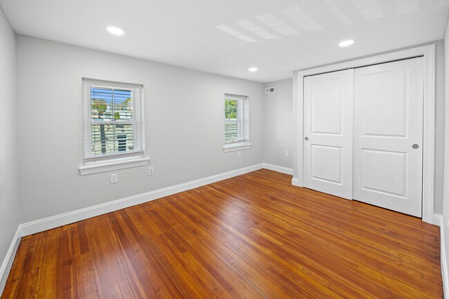 Building Photo - 733 E Elm St