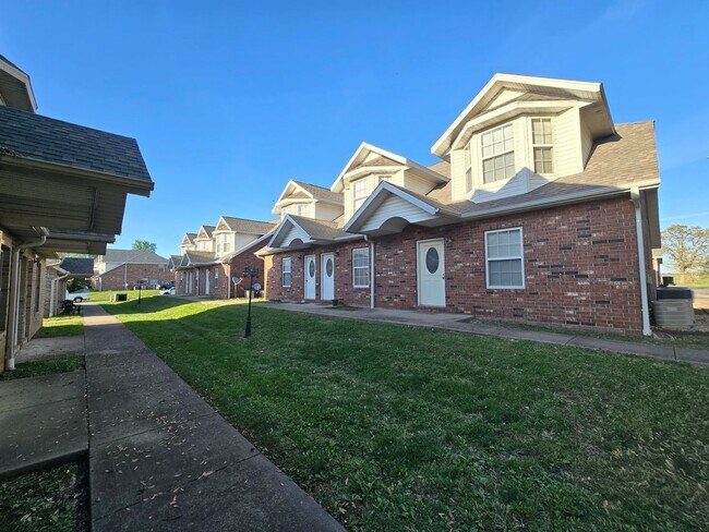 Building Photo - Capri Townhomes