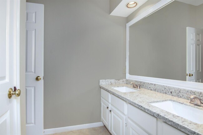 Building Photo - 15118 Greenleaf Ln
