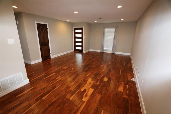 Building Photo - 2427 Droxford Dr