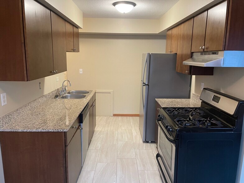 Kitchen - 5747 Glenwood Ave