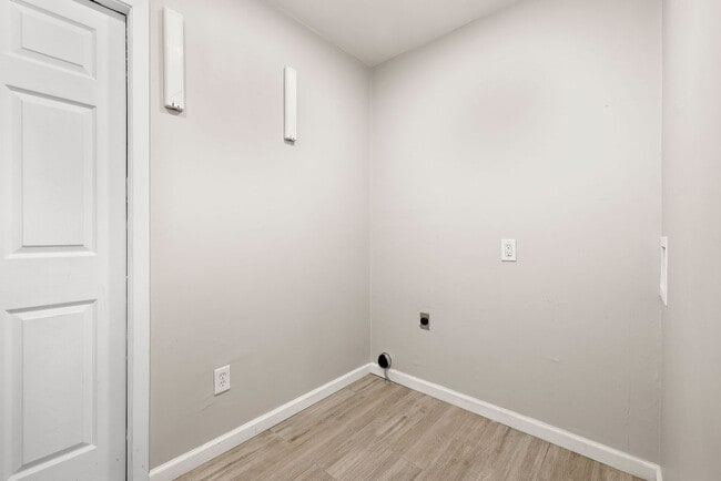 Building Photo - 4910 Pelham Dr