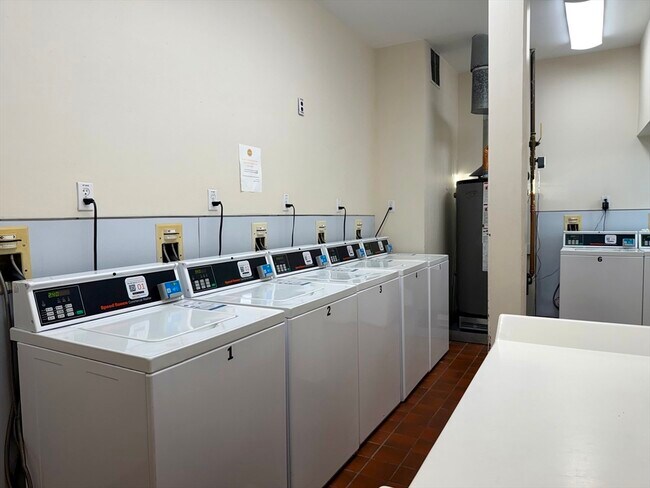 Building Photo - 21 Linden St