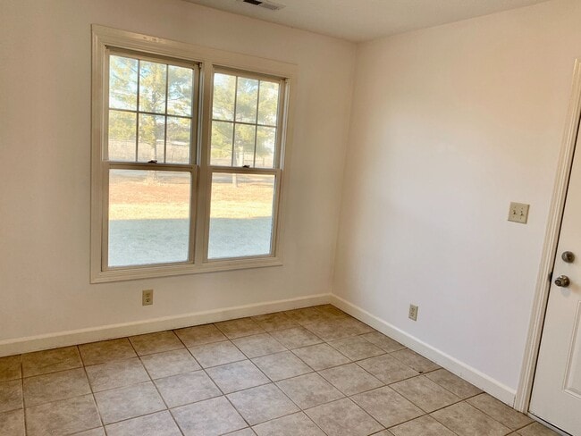 Building Photo - 3 Bedroom 2 bath TownHome