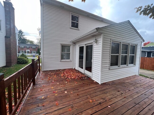 Building Photo - 5 Bedroom home on the NE side of Grand Rapids