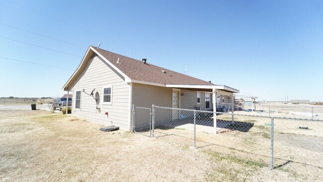 Building Photo - FOR LEASE! Duplex - 3 BR - 2 BA - Duplex in Peaster ISD