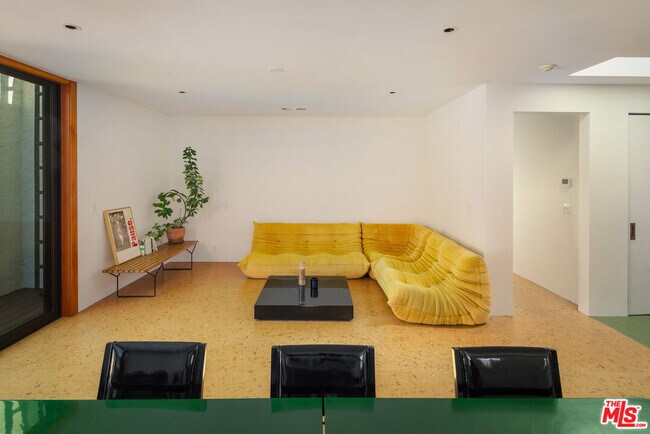 Building Photo - 630 N Alta Vista Blvd