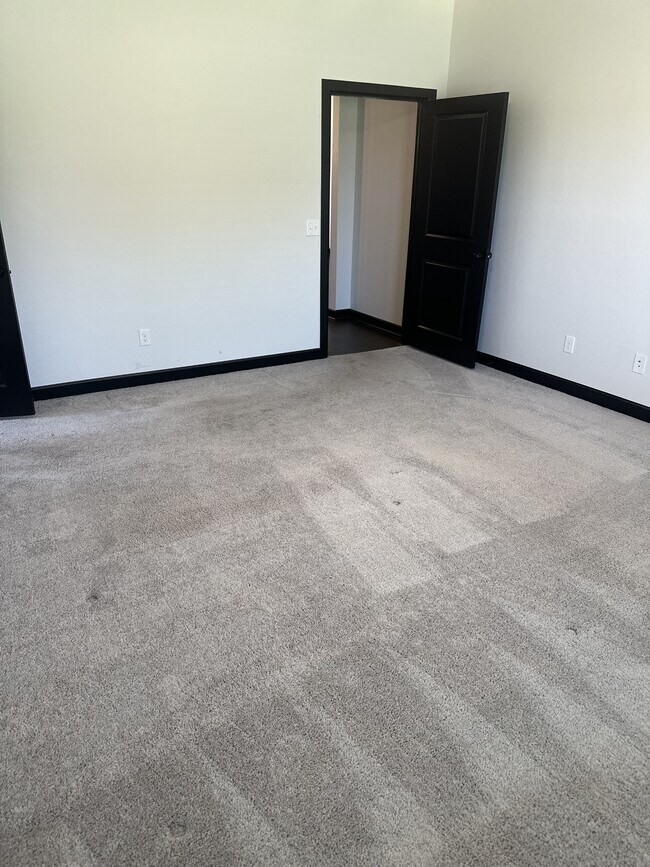 Building Photo - 2229 Roca Dr