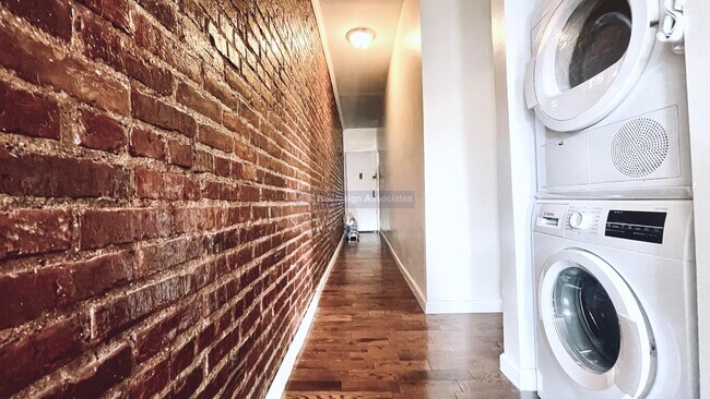 Building Photo - 530 Isham St