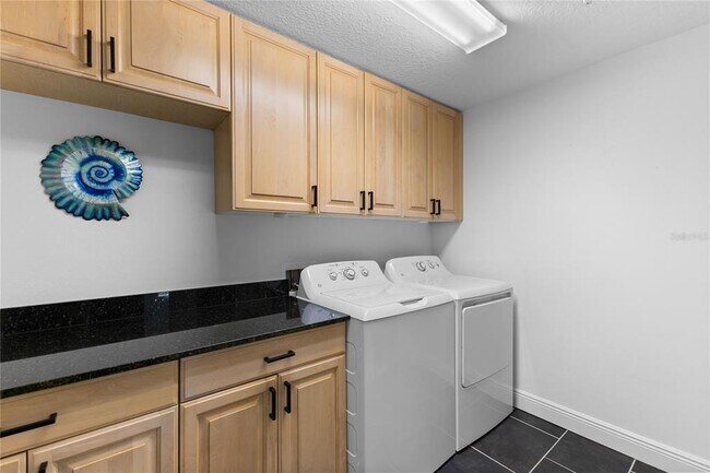 Building Photo - 800 N Tamiami Trl