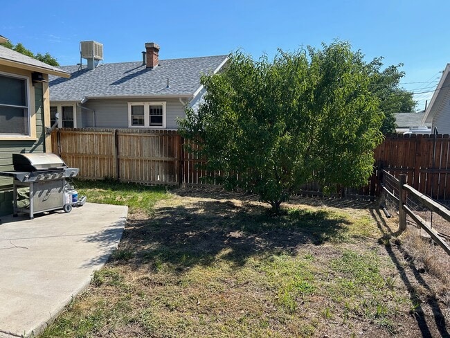 Building Photo - 927 Chipeta Ave