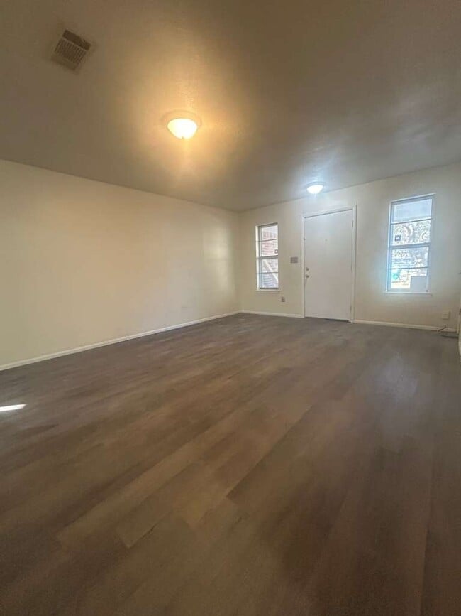 Building Photo - 1817 Victoria Dr