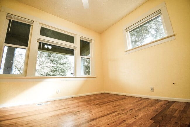 Building Photo - Spacious 4BD/2BA Two-Story Home w/ Fenced Yard & Huge Basement! Pets OK!