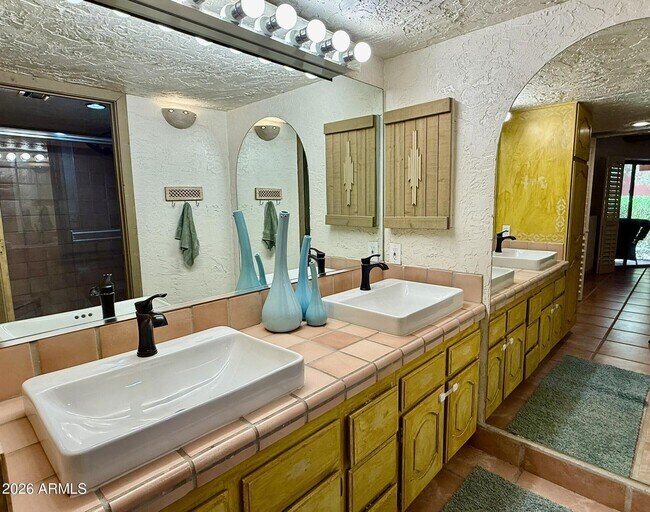 Building Photo - 4303 E Cactus Rd
