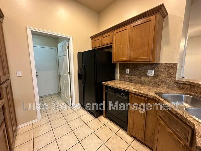 Building Photo - 706 Rockridge Cir