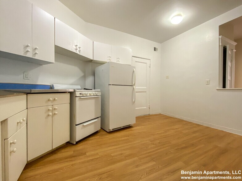 Building Photo - 1589 Beacon St