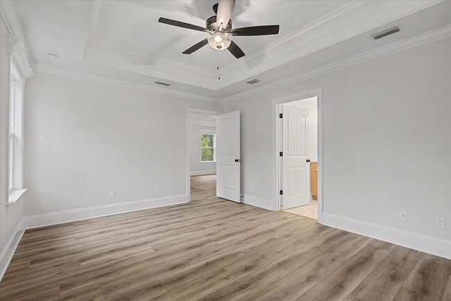 Building Photo - 4 Bedroom Home Available Now!