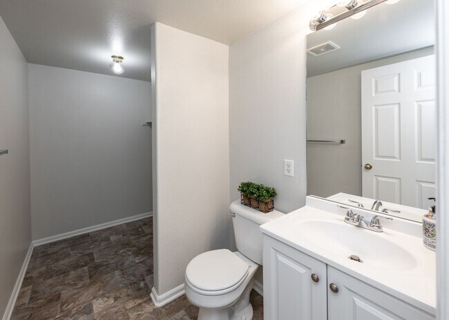 Building Photo - Newly Updated 4 Bed Home Centrally Located