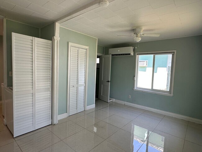Building Photo - Charming Studio House in Oakland Park