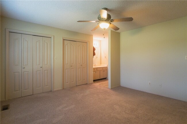 Building Photo - 2538 E Sweetbriar Dr
