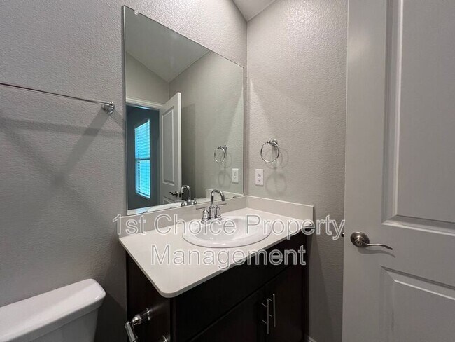 Building Photo - 2101 Sun Star Dr