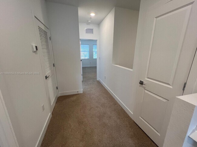 Building Photo - 109 SW 170th Ave