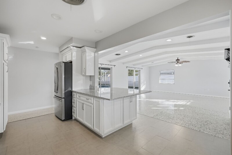 Building Photo - 725 Patricia Ave