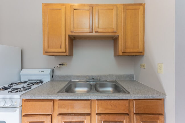 Building Photo - 5511 N Kenmore Ave