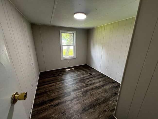 Building Photo - Spacious 4 Bedroom 3 Bathroom Home Located...