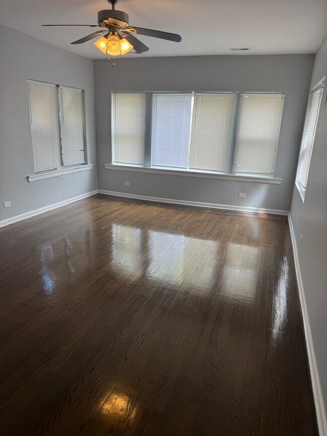 Primary Photo - 8234 S Maryland Ave