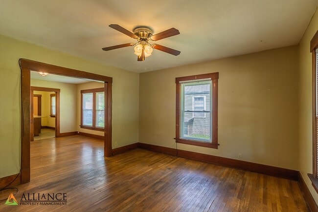 Building Photo - Ideal Location! Next to KSU!