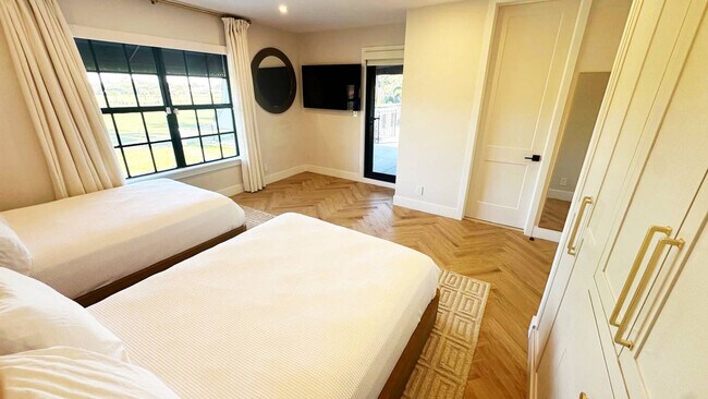 Building Photo - 4312 NE 22nd Ave