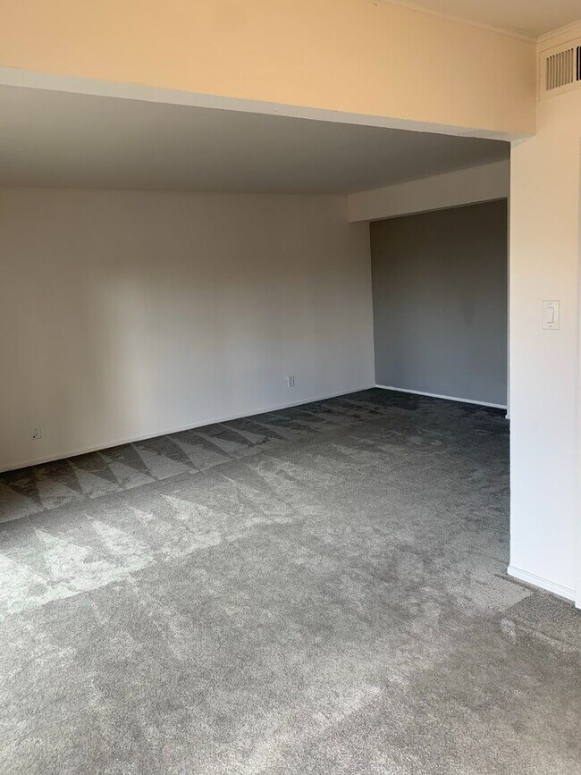 Building Photo - Lovely 2-Bedroom Apartment in Sharon Heights