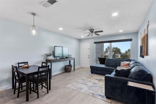 Building Photo - 7600 Seawall Blvd