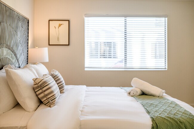 Building Photo - 734 Claraday St