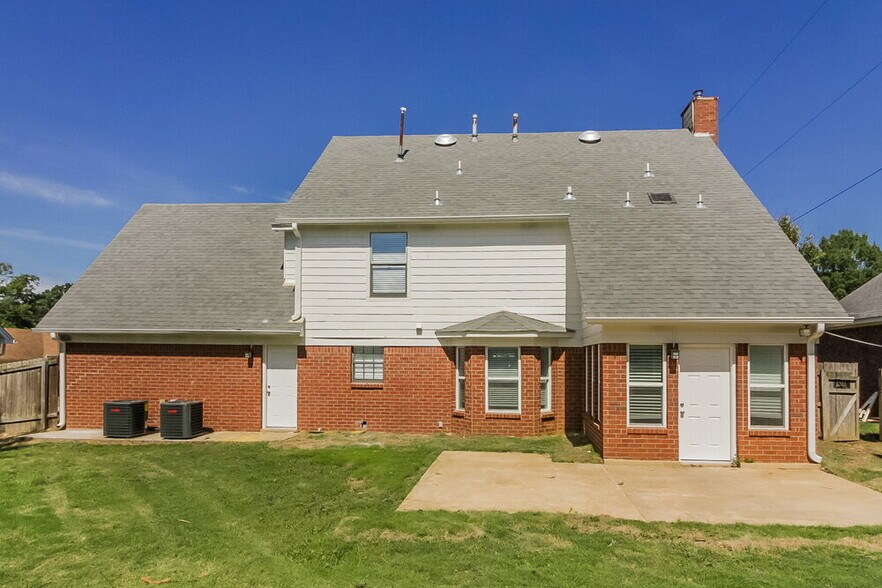 Building Photo - 8685 Rhonda Cir S