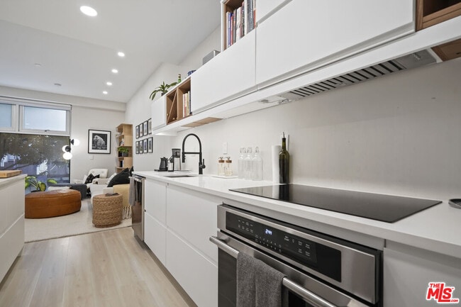 Building Photo - 630 W 6th St