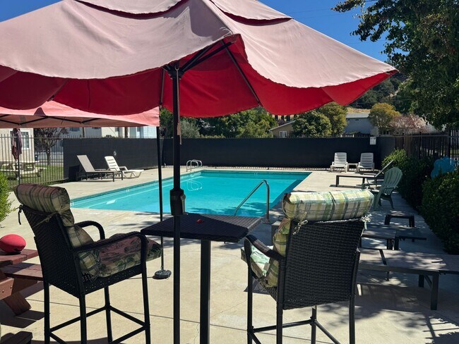 Building Photo - 2 Bedroom, 1 bath condo with washer/dryer, garage, parking, pool