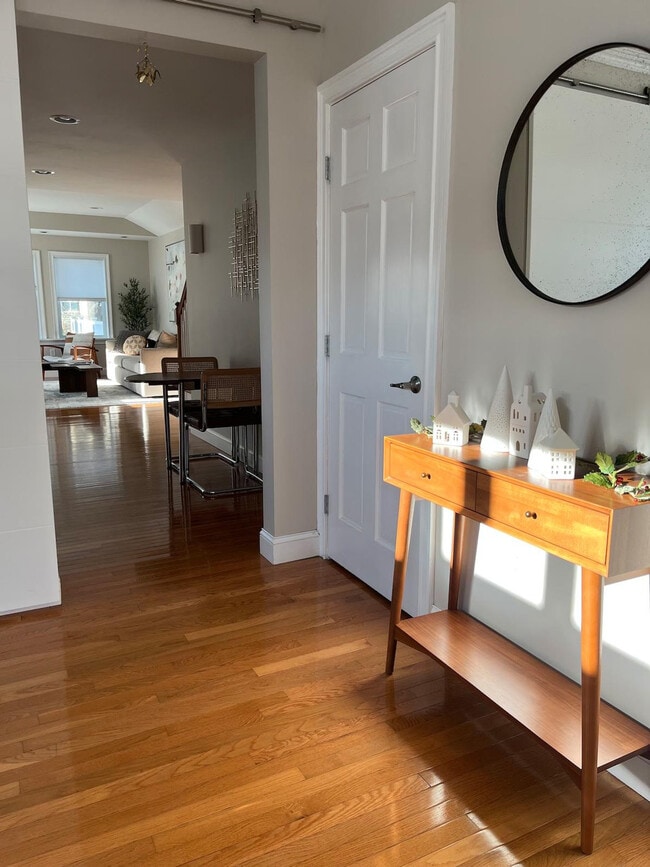 Building Photo - 99 W Circular St