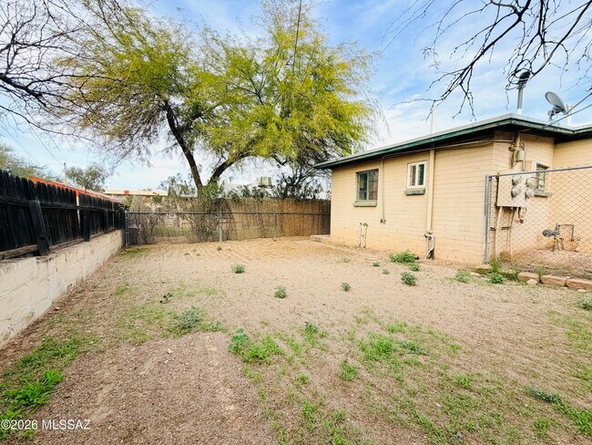 Building Photo - 840 E Elm St