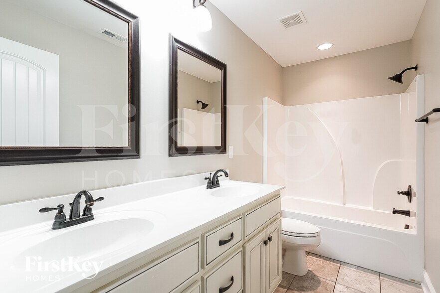 Building Photo - 2002 Azalea Ct