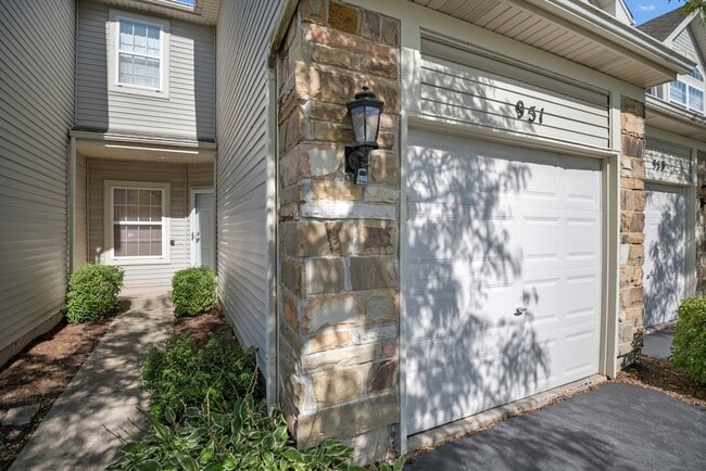 Building Photo - 951 Viewpoint Dr