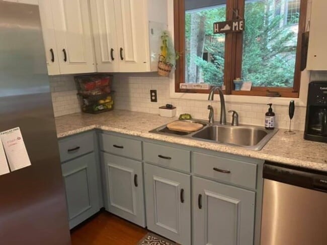 Building Photo - 3 Bedroom || 3 Bathroom Home with Basement...