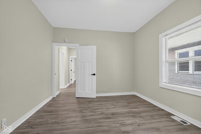 Building Photo - 320 W 39th St