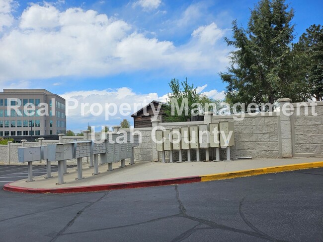 Building Photo - Orem Condo Top Floor Pet Friendly