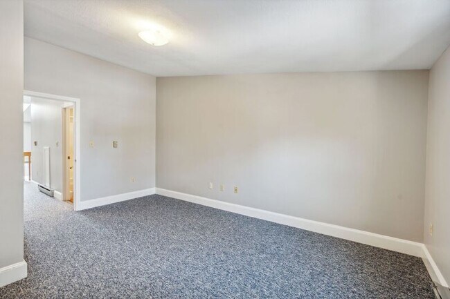 Building Photo - 210 Beach St