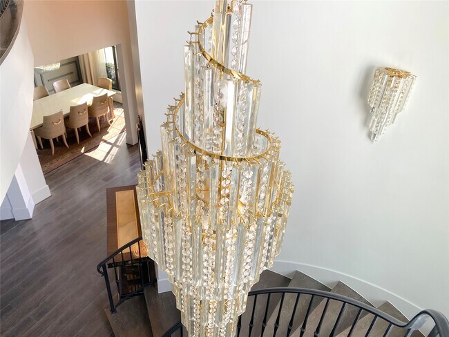 Building Photo - 4642 Devon St