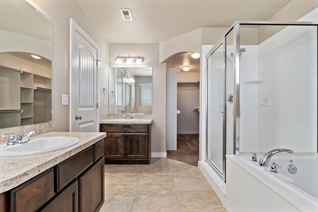 Building Photo - 3 Bed 2.5 Bath Layton Townhome