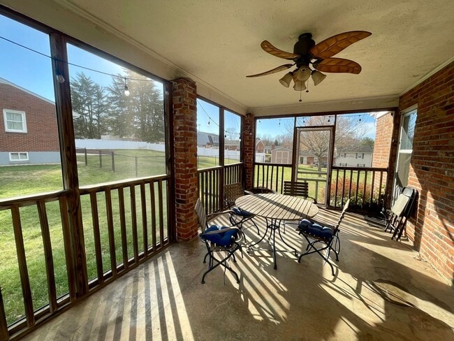 Building Photo - Sandusky Home
