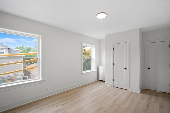 Building Photo - 3035 W Rosemont Ave